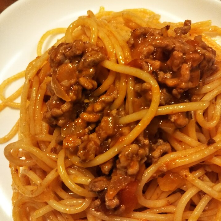 お肉と玉ねぎたっぷりミートソースのパスタ